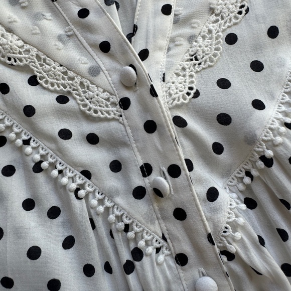 Lovely white and black polka dot Maeve blouse from Anthropologie - Picture 4 of 8